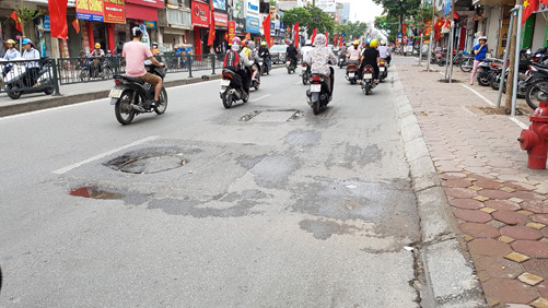 “Ổ gà” chi chít trên nhiều tuyến phố ảnh 1